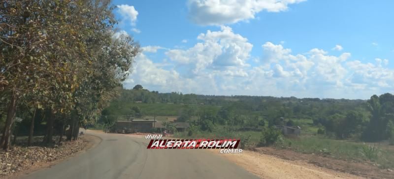 Carreta carregada com tijolos tombou na curva da linha 138 nesta tarde em Nova Brasilândia do Oeste Carreta carregada com tijolos tombou na curva da linha 138 nesta tarde em Nova Brasilândia do Oeste