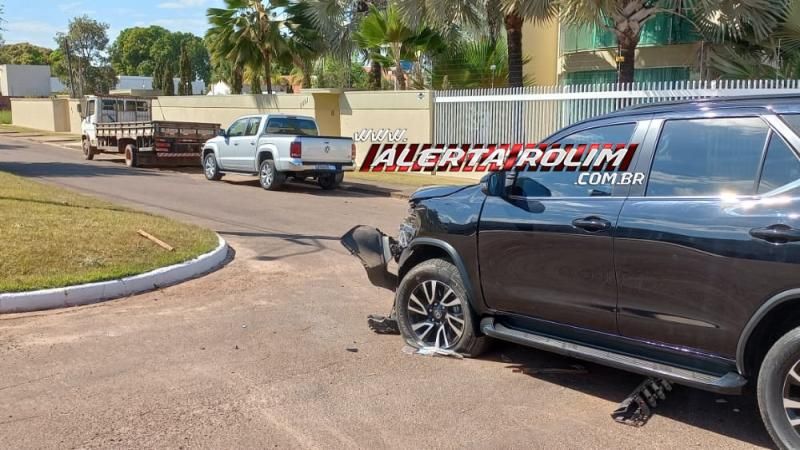Colisão entre caminhão e camioneta foi registrada nesta manhã em Rolim de Moura Colisão entre caminhão e camioneta foi registrada nesta manhã em Rolim de Moura