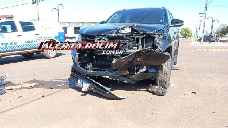 Colisão entre caminhão e camioneta foi registrada nesta manhã em Rolim de Moura Colisão entre caminhão e camioneta foi registrada nesta manhã em Rolim de Moura