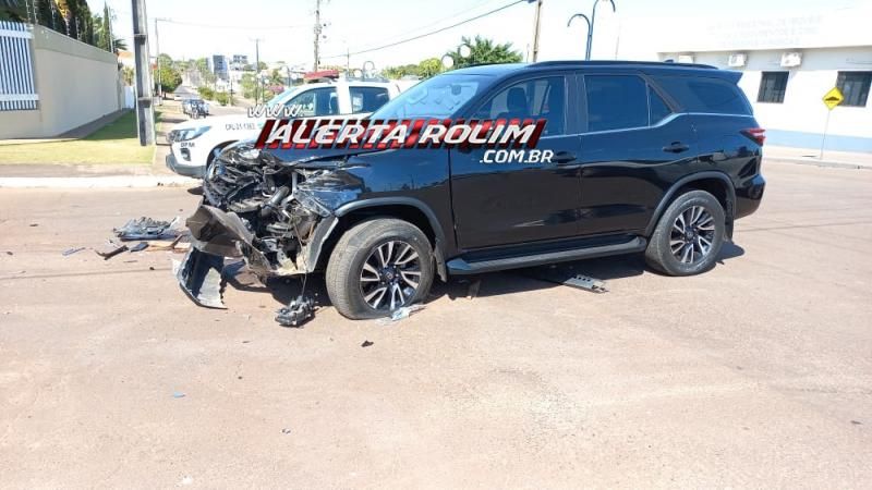 Colisão entre caminhão e camioneta foi registrada nesta manhã em Rolim de Moura Colisão entre caminhão e camioneta foi registrada nesta manhã em Rolim de Moura
