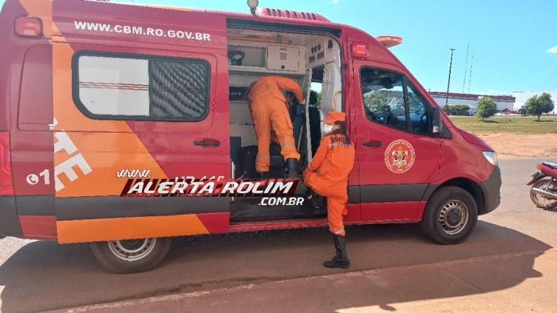 Colisão entre carro e moto deixou mulher ferida nesta tarde em Rolim de Moura Colisão entre carro e moto deixou mulher ferida nesta tarde em Rolim de Moura
