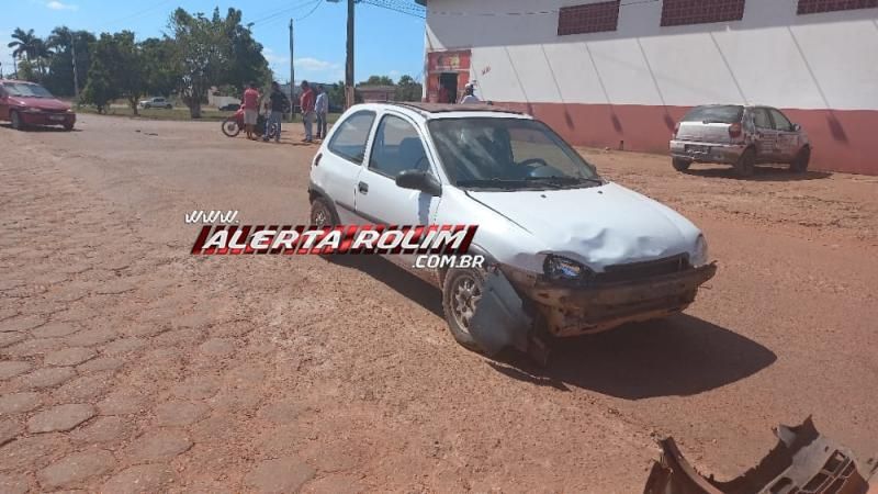 Colisão entre carro e moto deixou mulher ferida nesta tarde em Rolim de Moura Colisão entre carro e moto deixou mulher ferida nesta tarde em Rolim de Moura