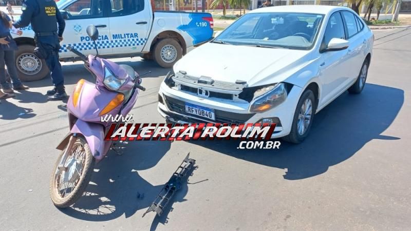 Colisão entre moto e carro foi registrada no começo desta tarde no Centro de Rolim de Moura Colisão entre moto e carro foi registrada no começo desta tarde no Centro de Rolim de Moura