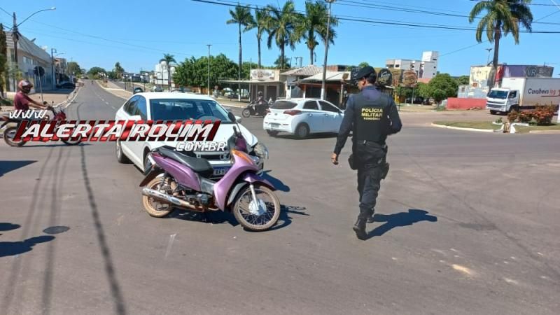 Colisão entre moto e carro foi registrada no começo desta tarde no Centro de Rolim de Moura Colisão entre moto e carro foi registrada no começo desta tarde no Centro de Rolim de Moura