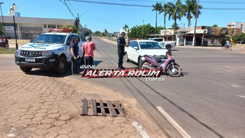 Colisão entre moto e carro foi registrada no começo desta tarde no Centro de Rolim de Moura Colisão entre moto e carro foi registrada no começo desta tarde no Centro de Rolim de Moura