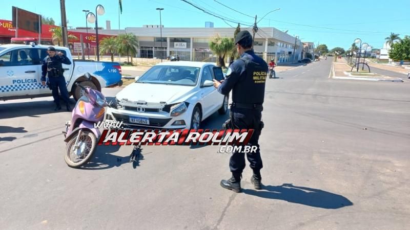 Colisão entre moto e carro foi registrada no começo desta tarde no Centro de Rolim de Moura Colisão entre moto e carro foi registrada no começo desta tarde no Centro de Rolim de Moura