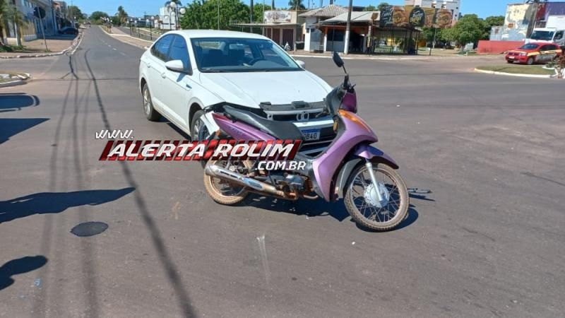 Colisão entre moto e carro foi registrada no começo desta tarde no Centro de Rolim de Moura Colisão entre moto e carro foi registrada no começo desta tarde no Centro de Rolim de Moura
