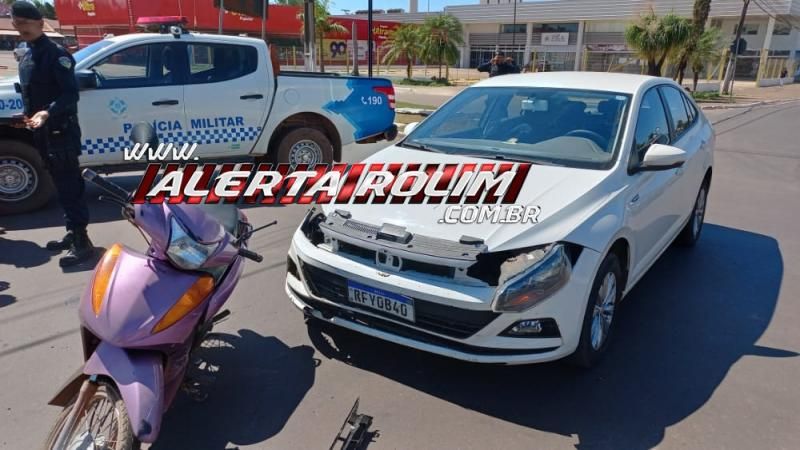 Colisão entre moto e carro foi registrada no começo desta tarde no Centro de Rolim de Moura Colisão entre moto e carro foi registrada no começo desta tarde no Centro de Rolim de Moura