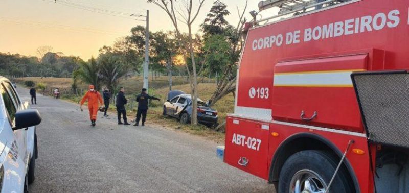 Condutor de Corolla fica preso em ferragens ao colidir em arvore nesta manhã em RO Condutor de Corolla fica preso em ferragens ao colidir em arvore nesta manhã em RO