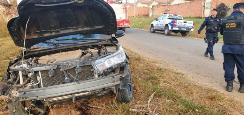 Condutor de Corolla fica preso em ferragens ao colidir em arvore nesta manhã em RO Condutor de Corolla fica preso em ferragens ao colidir em arvore nesta manhã em RO