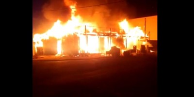 Incêndio durante a madrugada destruiu dois estabelecimentos comerciais no centro de Alta Floresta D´Oeste - Vídeo