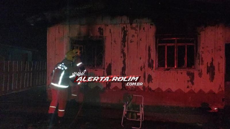 Incêndio em casa no bairro Planalto foi registrado na noite de sábado em Rolim de Moura Incêndio em casa no bairro Planalto foi registrado na noite de sábado em Rolim de Moura