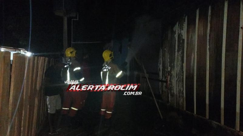 Incêndio em casa no bairro Planalto foi registrado na noite de sábado em Rolim de Moura