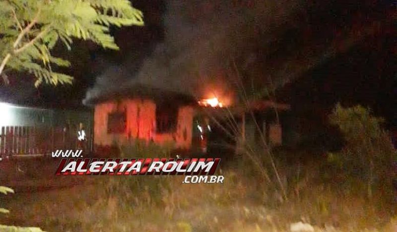Incêndio em casa no bairro Planalto foi registrado na noite de sábado em Rolim de Moura