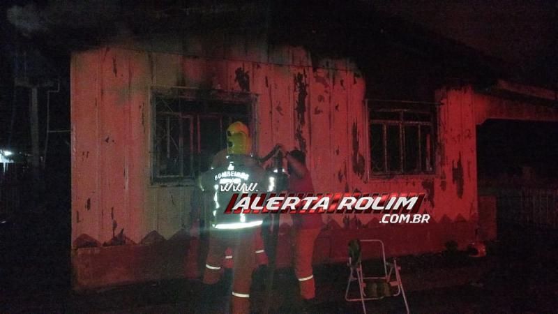 Incêndio em casa no bairro Planalto foi registrado na noite de sábado em Rolim de Moura Incêndio em casa no bairro Planalto foi registrado na noite de sábado em Rolim de Moura