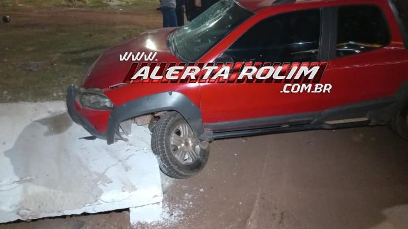 Motociclista foi socorrido em estado grave após avançar via e ser atingido por carro nesta noite em Rolim de Moura Motociclista foi socorrido em estado grave após avançar via e ser atingido por carro nesta noite em Rolim de Moura