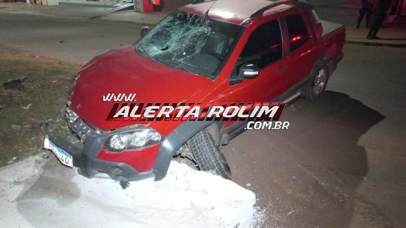 Motociclista foi socorrido em estado grave após avançar via e ser atingido por carro nesta noite em Rolim de Moura Motociclista foi socorrido em estado grave após avançar via e ser atingido por carro nesta noite em Rolim de Moura