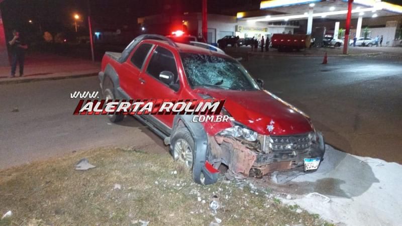 Motociclista foi socorrido em estado grave após avançar via e ser atingido por carro nesta noite em Rolim de Moura Motociclista foi socorrido em estado grave após avançar via e ser atingido por carro nesta noite em Rolim de Moura