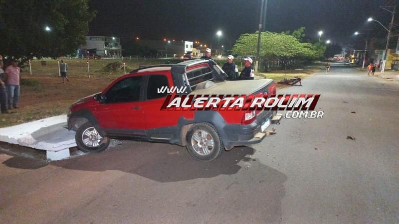 Motociclista foi socorrido em estado grave após avançar via e ser atingido por carro nesta noite em Rolim de Moura Motociclista foi socorrido em estado grave após avançar via e ser atingido por carro nesta noite em Rolim de Moura