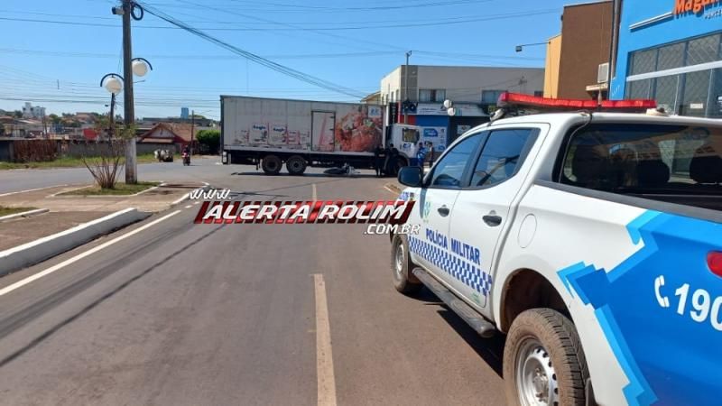 Mulher ficou ferida ao colidir contra a lateral de caminhão neste sábado em Rolim de Moura Mulher ficou ferida ao colidir contra a lateral de caminhão neste sábado em Rolim de Moura