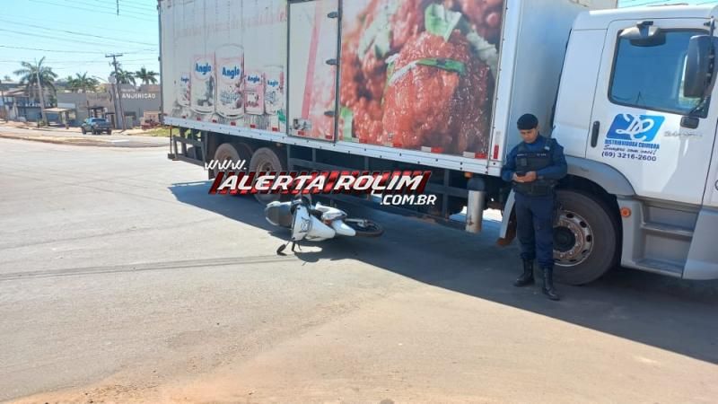 Mulher ficou ferida ao colidir contra a lateral de caminhão neste sábado em Rolim de Moura Mulher ficou ferida ao colidir contra a lateral de caminhão neste sábado em Rolim de Moura