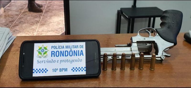 Operação conjunta da Polícia Militar e Polícia Civil resultou na apreensão de mais de 6kg de drogas, armas e grande quantia em dinheiro; um homem foi preso Operação conjunta da Polícia Militar e Polícia Civil resultou na apreensão de mais de 6kg de drogas, armas e grande quantia em dinheiro; um homem foi preso
