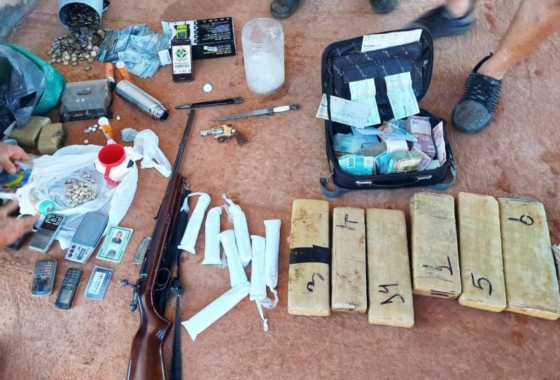 Operação conjunta da Polícia Militar e Polícia Civil resultou na apreensão de mais de 6kg de drogas, armas e grande quantia em dinheiro; um homem foi preso Operação conjunta da Polícia Militar e Polícia Civil resultou na apreensão de mais de 6kg de drogas, armas e grande quantia em dinheiro; um homem foi preso