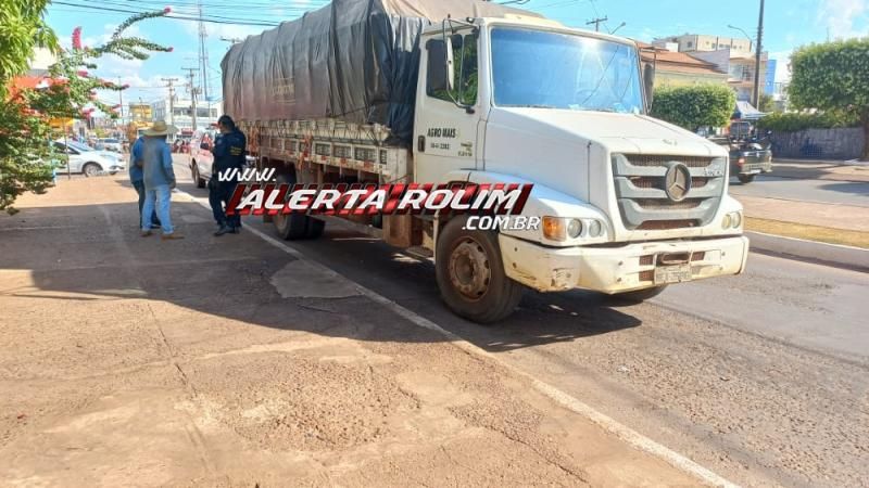PM registrou colisão entre carro e caminhão nesta tarde no Centro de Rolim de Moura PM registrou colisão entre carro e caminhão nesta tarde no Centro de Rolim de Moura