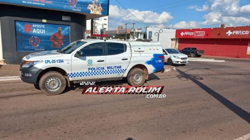 PM registrou colisão entre carro e caminhão nesta tarde no Centro de Rolim de Moura PM registrou colisão entre carro e caminhão nesta tarde no Centro de Rolim de Moura