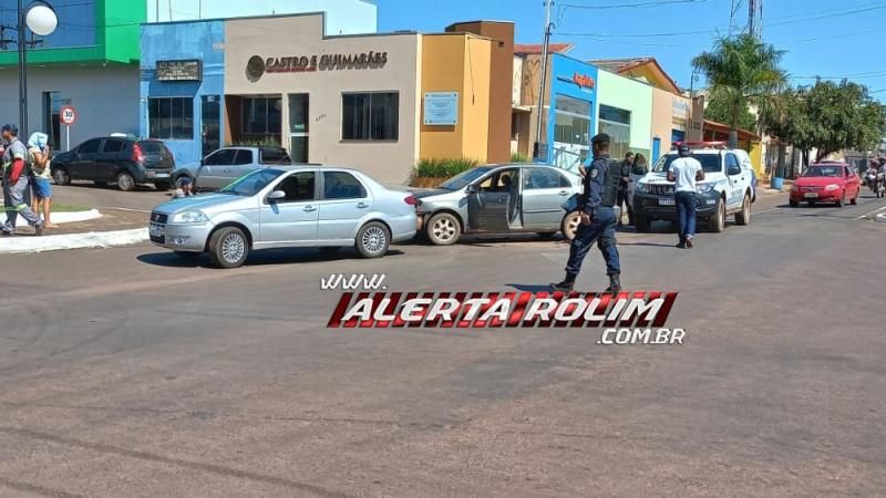 Polícia Militar registrou acidente de trânsito envolvendo dois carros nesta manhã em Rolim de Moura Polícia Militar registrou acidente de trânsito envolvendo dois carros nesta manhã em Rolim de Moura