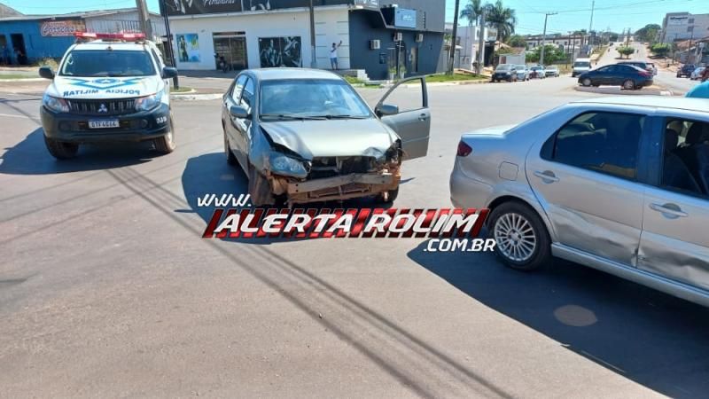 Polícia Militar registrou acidente de trânsito envolvendo dois carros nesta manhã em Rolim de Moura Polícia Militar registrou acidente de trânsito envolvendo dois carros nesta manhã em Rolim de Moura