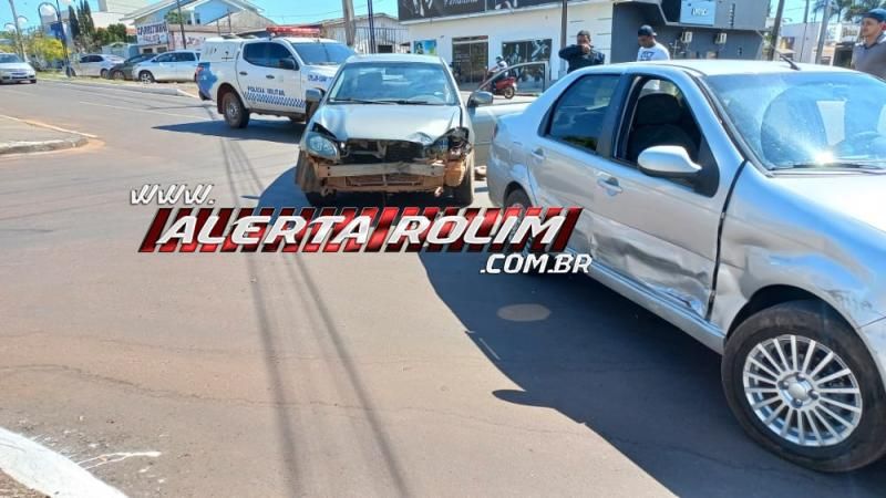 Polícia Militar registrou acidente de trânsito envolvendo dois carros nesta manhã em Rolim de Moura Polícia Militar registrou acidente de trânsito envolvendo dois carros nesta manhã em Rolim de Moura