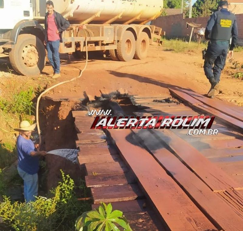 Ponte ficou parcialmente destruída após ser incendiada no bairro Olímpico em Rolim de Moura Ponte ficou parcialmente destruída após ser incendiada no bairro Olímpico em Rolim de Moura