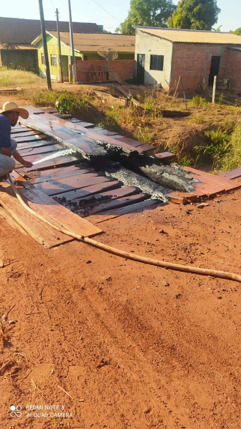 Ponte ficou parcialmente destruída após ser incendiada no bairro Olímpico em Rolim de Moura Ponte ficou parcialmente destruída após ser incendiada no bairro Olímpico em Rolim de Moura
