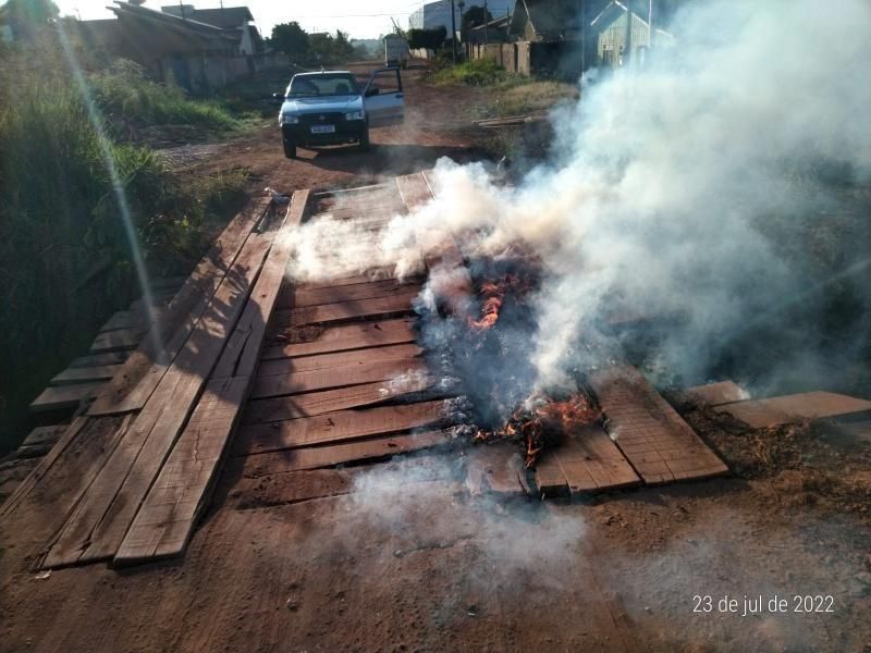 Ponte ficou parcialmente destruída após ser incendiada no bairro Olímpico em Rolim de Moura Ponte ficou parcialmente destruída após ser incendiada no bairro Olímpico em Rolim de Moura