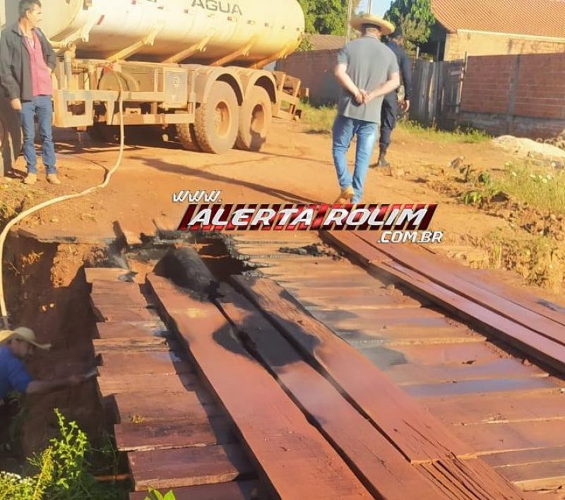 Ponte ficou parcialmente destruída após ser incendiada no bairro Olímpico em Rolim de Moura Ponte ficou parcialmente destruída após ser incendiada no bairro Olímpico em Rolim de Moura