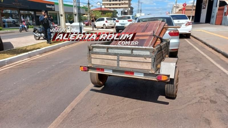 Segundo acidente do dia envolveu moto e carro no Centro de Rolim de Moura Segundo acidente do dia envolveu moto e carro no Centro de Rolim de Moura