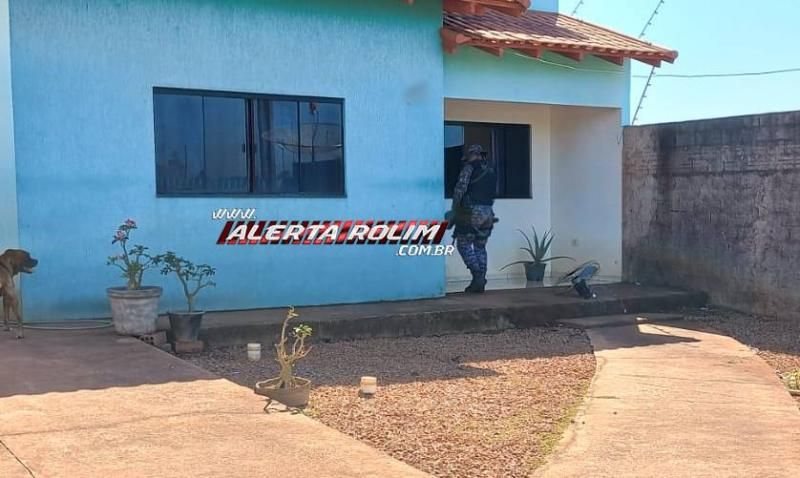 Suspeitos de tráfico de drogas foram presos pela Polícia Militar e Polícia Civil em Rolim de Moura Suspeitos de tráfico de drogas foram presos pela Polícia Militar e Polícia Civil em Rolim de Moura