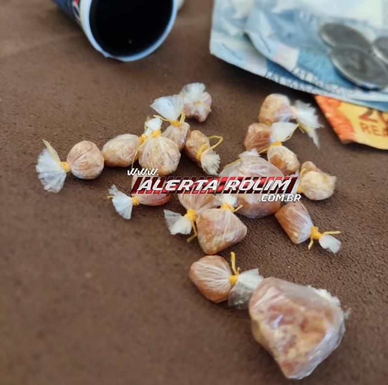 Suspeitos de tráfico de drogas foram presos pela Polícia Militar e Polícia Civil em Rolim de Moura Suspeitos de tráfico de drogas foram presos pela Polícia Militar e Polícia Civil em Rolim de Moura