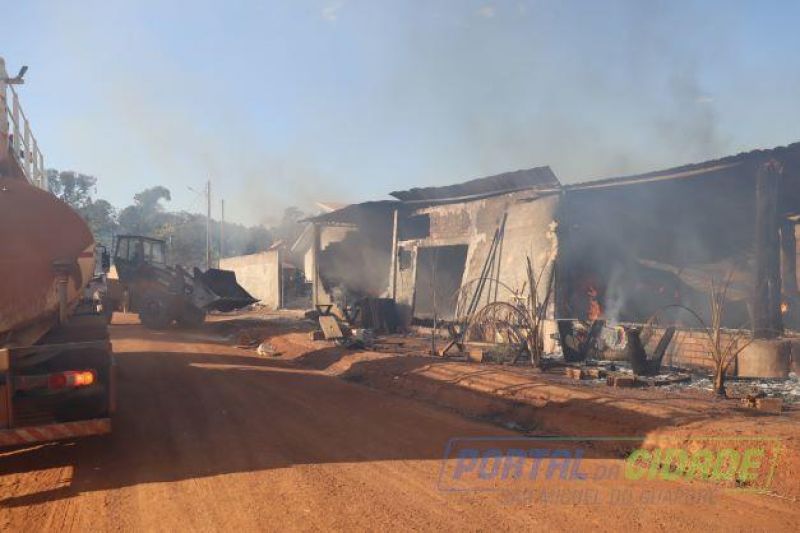 Vídeo- Incêndio destrói comércio de móveis rústicos e deixa prejuízo de aproximadamente R$800 mil em São Miguel do Guaporé Vídeo- Incêndio destrói comércio de móveis rústicos e deixa prejuízo de aproximadamente R$800 mil em São Miguel do Guaporé
