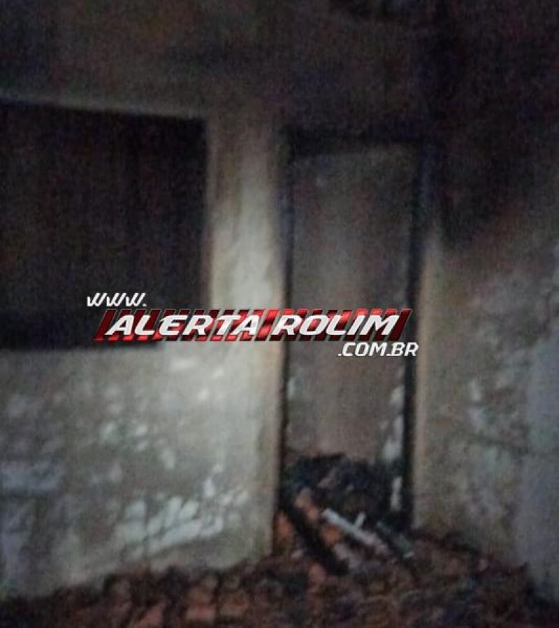 Quarto em residência no Jardim dos Lagos foi destruído por incêndio durante a madrugada em Rolim de Moura Quarto em residência no Jardim dos Lagos foi destruído por incêndio durante a madrugada em Rolim de Moura