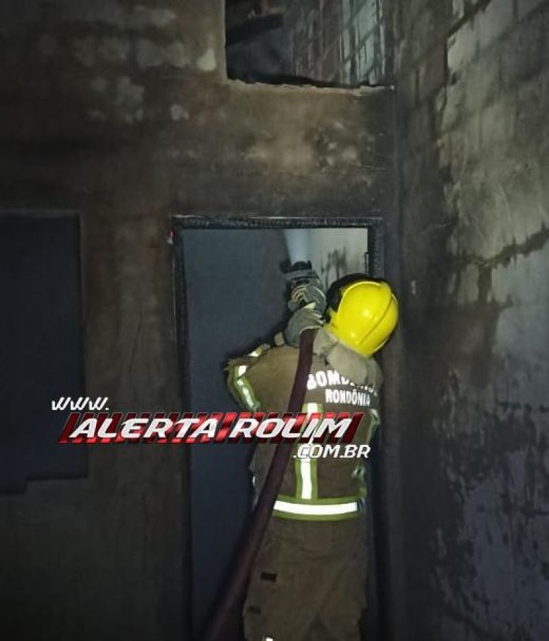 Quarto em residência no Jardim dos Lagos foi destruído por incêndio durante a madrugada em Rolim de Moura Quarto em residência no Jardim dos Lagos foi destruído por incêndio durante a madrugada em Rolim de Moura