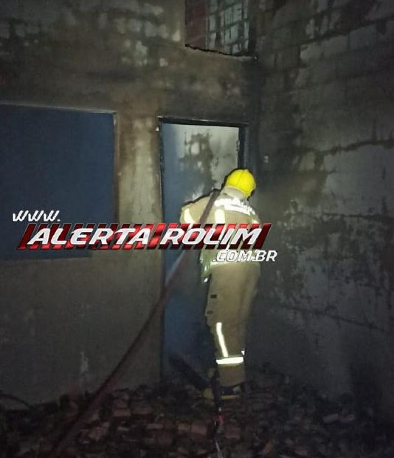 Quarto em residência no Jardim dos Lagos foi destruído por incêndio durante a madrugada em Rolim de Moura Quarto em residência no Jardim dos Lagos foi destruído por incêndio durante a madrugada em Rolim de Moura