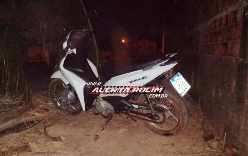 Bandidos armados roubaram moto de mulher em Rolim de Moura e após rápida ação da PM, veículo foi recuperado; esta foi a segunda vez que a moto foi roubada este ano Bandidos armados roubaram moto de mulher em Rolim de Moura e após rápida ação da PM, veículo foi recuperado; esta foi a segunda vez que a moto foi roubada este ano