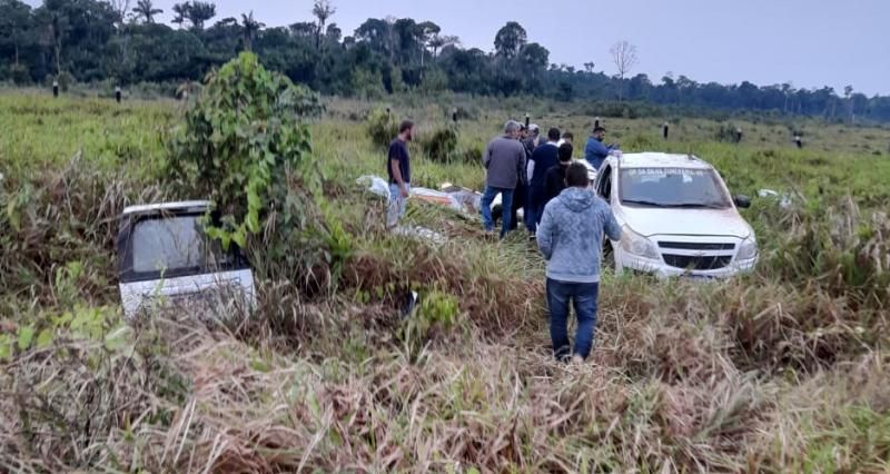 Carro de funerária capotou na BR 429 e caixão com corpo foi arremessado no meio de pastagem Carro de funerária capotou na BR 429 e caixão com corpo foi arremessado no meio de pastagem