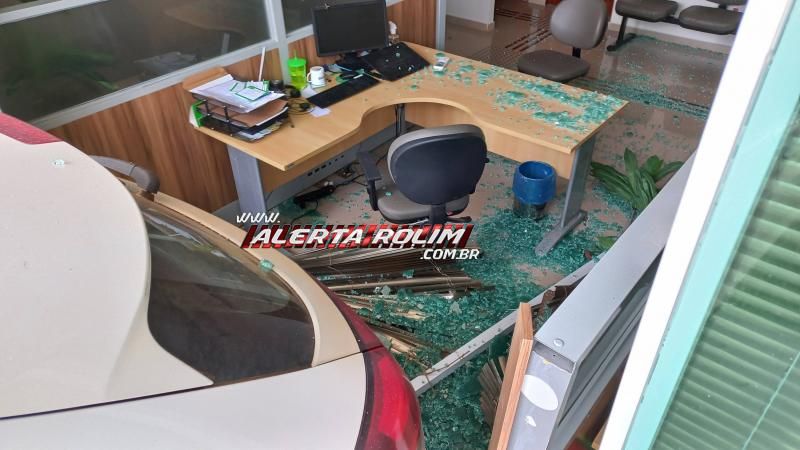 Carro desgovernado atingiu Agência Bancária na área central de Rolim de Moura Carro desgovernado atingiu Agência Bancária na área central de Rolim de Moura