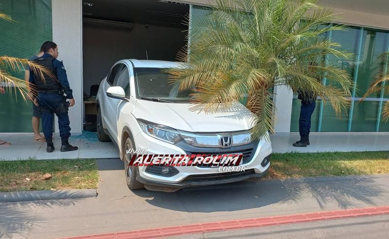 Carro desgovernado atingiu Agência Bancária na área central de Rolim de Moura Carro desgovernado atingiu Agência Bancária na área central de Rolim de Moura