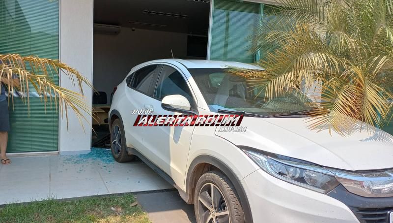 Carro desgovernado atingiu Agência Bancária na área central de Rolim de Moura Carro desgovernado atingiu Agência Bancária na área central de Rolim de Moura