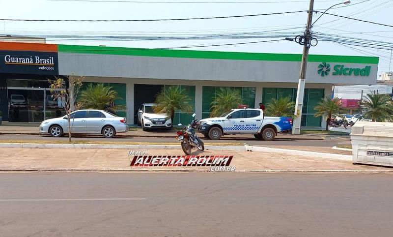 Carro desgovernado atingiu Agência Bancária na área central de Rolim de Moura Carro desgovernado atingiu Agência Bancária na área central de Rolim de Moura