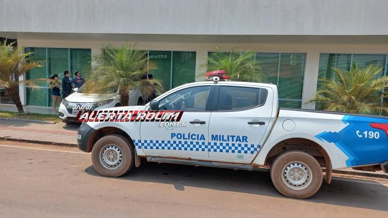 Carro desgovernado atingiu Agência Bancária na área central de Rolim de Moura Carro desgovernado atingiu Agência Bancária na área central de Rolim de Moura